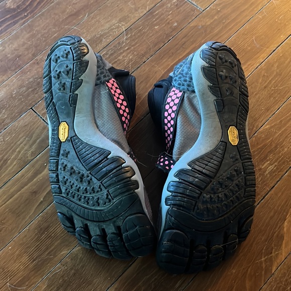 Vibram 5 Fingers, women’s 8.5 - Picture 2 of 2